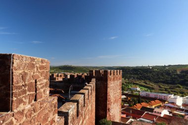 Silves, Portekiz - 27 Aralık 2019: Silves, Portekiz 'deki Silves Kalesi' nin dışında güneşli bir kış günü.