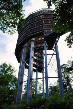 Mettlach, Almanya - 27 Haziran 2021: Almanya 'da bir bahar öğleden sonrasında Saarschleife kulesinin yan tarafına bakmak.