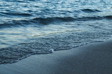 Bir sonbahar öğleden sonrasında Atina, Gürcistan 'da kumların üzerinde su.