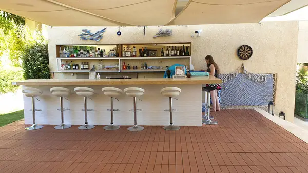 Atina, Yunanistan - 26 Eylül 2021: Atina, Yunanistan 'da sıcak bir sonbahar gününde bir havuzda bar.