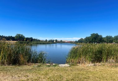 Gillette, WY - 20 Eylül 2024: Gillette, Wyoming 'deki Dalbey Memorial Park' ta güneşli bir gün.