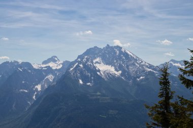 Almanya, Bavyera 'da bir bahar günü Kartal Yuvası yakınlarında.