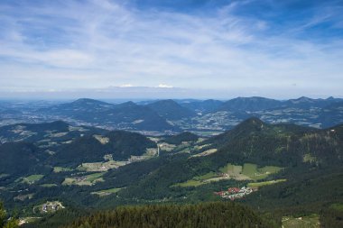 Almanya 'da bir bahar günü Kartal Yuvası' nın aşağısındaki tepelere ve küçük köylere bakıyor..