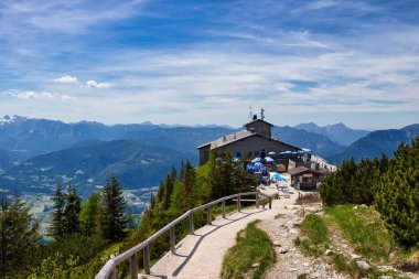 Bavyera, Almanya - 15 Haziran 2021: Güneşli bir bahar günü Almanya 'da dağlarla çevrili Kartal Yuvası' na giden yol.