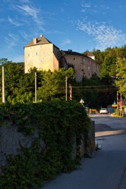 Golling an der Salzach, Avusturya - 15 Haziran 2021 Avusturya 'da bir bahar akşamı Golling Kalesi' nin aşağısında.