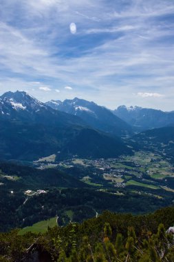Almanya 'da bir bahar günü Bavyera Alpleri' nin dağları arasındaki bir vadide köyler.