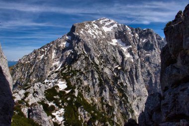 Kartal Yuvası 'nda ilkbahar günü Almanya' nın Bavyera şehrinde karlı bir dağ.