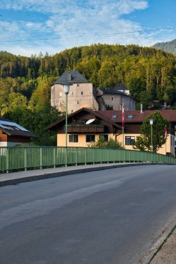 Golling an der Salzach, Avusturya - 15 Haziran 2021: Avusturya 'da bir bahar akşamı Golling Kalesi' nin altındaki köprü.