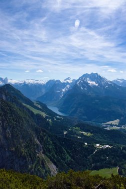 Almanya 'nın Alplerindeki dağların eteklerinde Konigssee.