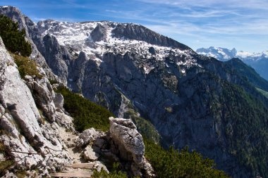 Almanya 'da bir bahar günü Kartal Yuvası' nda bir dağın tepesinde yürüyüş yolu.
