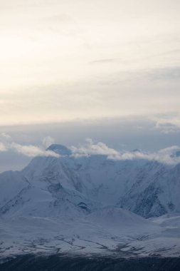 Delta Junctions, Alaska 'nın güneyinde, bir sonbahar öğleden sonra karlı bir dağın tepesinde bulutlar..