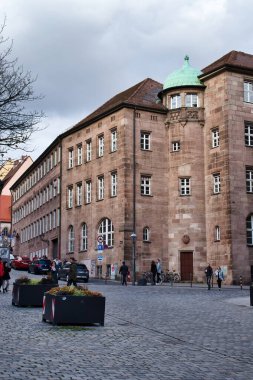 Nuremberg, Almanya - 23 Ekim 2021: Çok sayıda penceresi olan eski bina Nuremberg, Almanya.