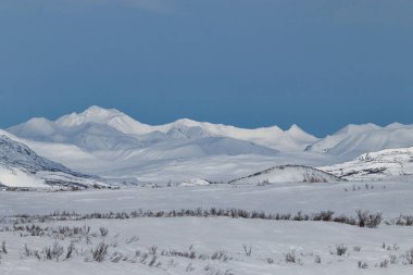 Alaska 'da bir bahar günü, Denali Otoyolu' ndaki karlı beyaz dağlardaki bulutların gölgeleri..