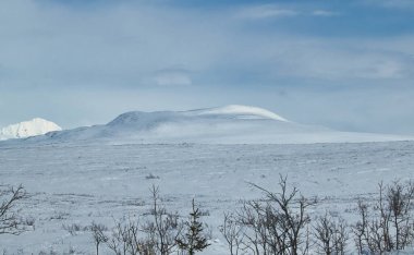 Alaska 'da soğuk bir bahar gününde Denali Otobanı' ndaki bir tepedeki bulutların gölgeleri.