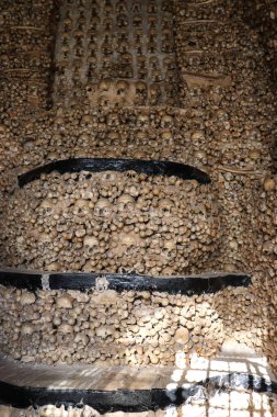 Algarve, Portekiz - 27 Aralık 2019: Portekiz 'de küçük bir şapelde kemik kaplama duvarı.