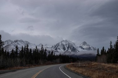 Kanada 'da bir sonbahar günü Alaska otoyolunun arkasındaki gri bulutlar. 