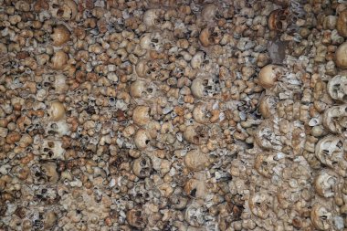 Portekiz, Algarve 'de bir kilisenin duvarına insan kemikleri asılmış..