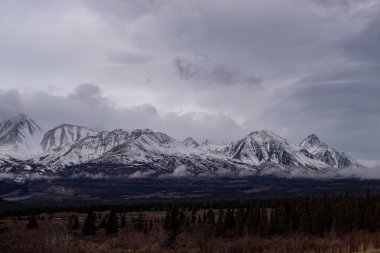 Kanada 'da bulutlu bir sonbahar gününde dağ zincirinin bir parçası. 