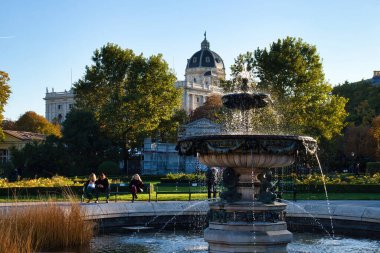 Viyana, Avusturya - 9 Ekim 2021: Güneşli bir sonbahar gününde Avusturya 'nın Viyana kentindeki Volksgarten çeşmesi.