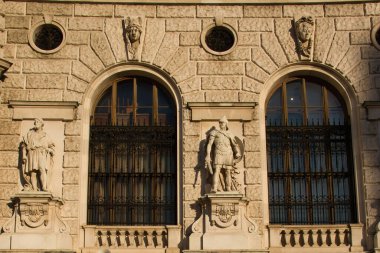 Viyana, Avusturya - 9 Ekim 2021: Avusturya 'nın Viyana kentinde güneşli bir sonbahar öğleden sonrasında Hofburg' un önünde heykeller. 