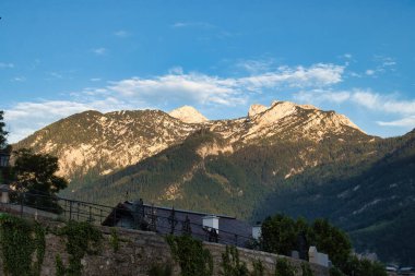 Avusturya 'da bir bahar akşamı Golling' in arkasındaki tepede güneş parlıyor..