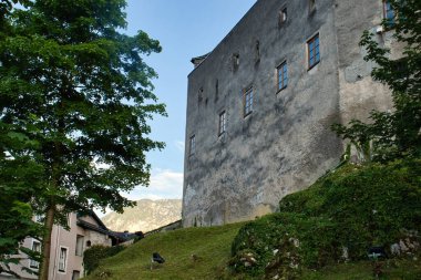 Golling an der Salzach, Avusturya - 15 Haziran 2021: Avusturya 'da bir tepe bahar akşamı Golling Kalesi.