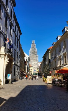 Bratislava, Slovakya - 10 Ekim 2021: Güneşli bir sonbahar gününde Bratislava 'da bir sokağın sonunda yapım aşamasında.. 