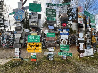 Watson Gölü, Kanada - 9 Ekim 2024: Bir bahar günü Kanada 'da Alaska Otoyolu' ndaki TabelaPost Ormanı 'nda tahta direkler üzerinde sıra sıra işaretlerle yollar. 