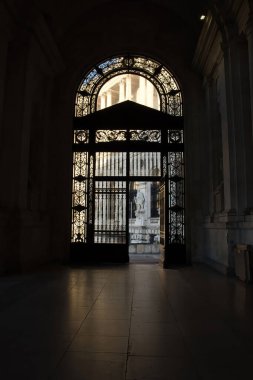 Viyana, Avusturya - 9 Ekim 2021: Avusturya 'nın Viyana kentindeki Hofburg' da çıkış kapısını açan kutsallık. 