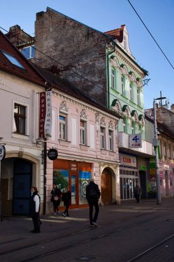 Bratislava, Slovakya - 10 Ekim 2021: Bratislava, Slovakya 'da sokaktaki renkli binalar. 