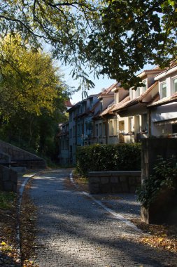 Bratislava, Slovakya - 10 Ekim 2021: Bratislava, Slovakya 'daki evlerin önünde kaldırım. 