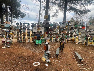 Watson Gölü, Kanada - 9 Ekim 2024 Kanada 'da bir bahar günü Alaska Otoyolu' ndaki TabelaPost Ormanı 'nda banklar ve klozet oturağı.