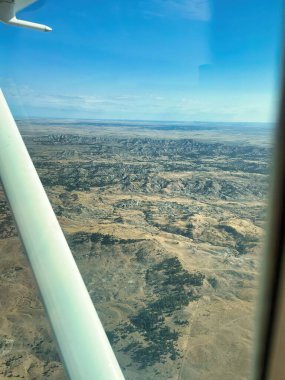 Güneşli bir sonbahar gününde Gillette, Wyoming yakınlarındaki bir uçaktan tepe manzarası.. 