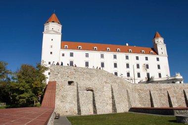 Bratislava, Slovakya - 10 Ekim 2021 Bratislava Şatosu 'nun Sice of Bratislava Kalesi ve mavi gökyüzüne karşı güneşli bir sonbahar günü, Slovakya' nın Bratislava kentinde.