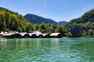 Schonau am Konigssee, Almanya - 15 Haziran 2021: Konigssee 'deki binalar, güneşli bir bahar gününde Almanya' da bir göl.