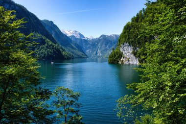 Konigssee çevresindeki dağlar, güneşli bir bahar gününde Almanya 'da bir göl..