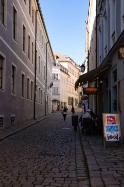 Bratislava, Slovakya - 10 Ekim 2021: Bratislava, Slovakya 'da bir sonbahar gününde gölgeli dükkanları olan dar kaldırım taşı caddesi.