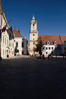 Bratislava, Slovakya - 10 Ekim 2021: Bratislava, Slovakya 'daki bir saat kulesinde güneş parlıyor.