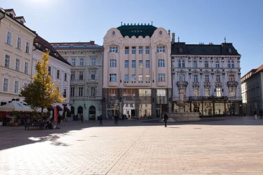 Bratislava, Slovakya - 10 Ekim 2021: Bratislava, Slovakya 'da heykeli olan binalar.