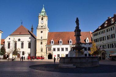 Bratislava, Slovakya - 10 Ekim 2021: Bratislava, Slovakya 'da kule ve heykelle kare.