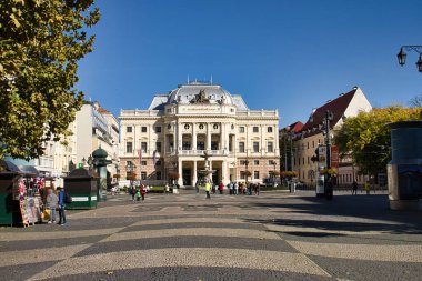 Bratislava, Slovakya - 10 Ekim 2021: Slovakya Ulusal Tiyatrosu Bratislava, Slovakya 'da güneşli bir günde. 