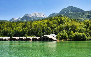 Schonau am Konigssee, Almanya - 15 Haziran 2021: Almanya 'da güneşli bir bahar gününde Konigssee' deki binalar.