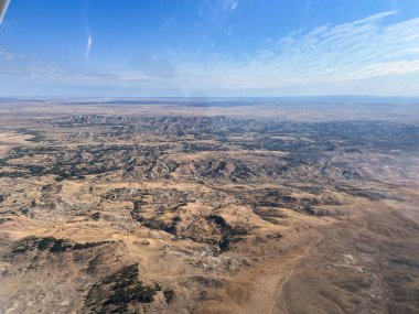Wyoming 'de güneşli bir sonbahar gününde Gillette yakınlarında uçan bir uçaktan tepelik manzara.. 