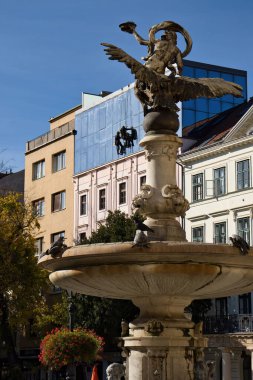 Bratislava, Slovakya - 25 Ekim 2021: Güneşli bir sonbahar gününde Slovakya 'nın Bratislava kentindeki bir fıskiyenin heykeli.