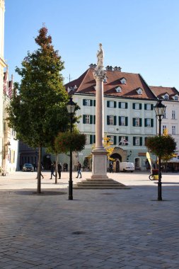 Bratislava, Slovakya - 25 Ekim 2021: Güneşli bir sonbahar gününde Bratislava, Slovakya 'da bir meydanda heykel kenarı.