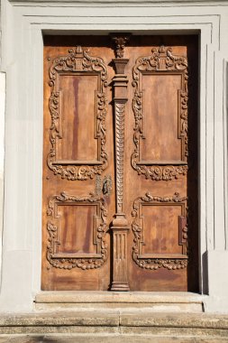 Bratislava, Slovakya - 25 Ekim 2021 Bratislava, Slovakya 'da güneşli bir sonbahar gününde kahverengi ahşap kapı.