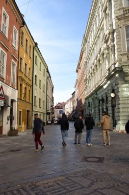 Bratislava, Slovakya - 25 Ekim 2021: Güneşli bir sonbahar gününde Bratislava, Slovakya 'da renkli binaları olan cadde.