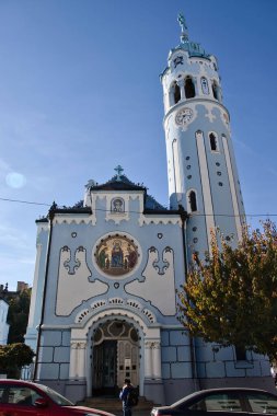 Bratislava, Slovakya - 25 Ekim 2021: Eski kasaba Bratislava, Slovakya 'daki Mavi Kilise olarak bilinen St. Elizabeth Kilisesi Önü.