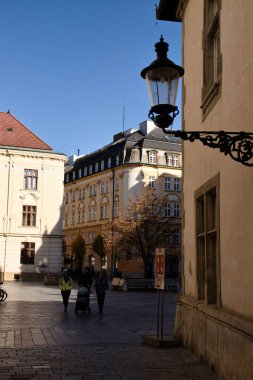Bratislava, Slovakya - 25 Ekim 2021: Eski Şehir, Bratislava, Slovakya 'daki bir binaya ışık.