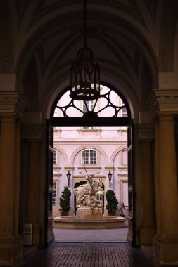 Bratislava, Slovakya - 25 Ekim 2021: Bratislava, Slovakya 'daki bir binanın kapısında heykel.